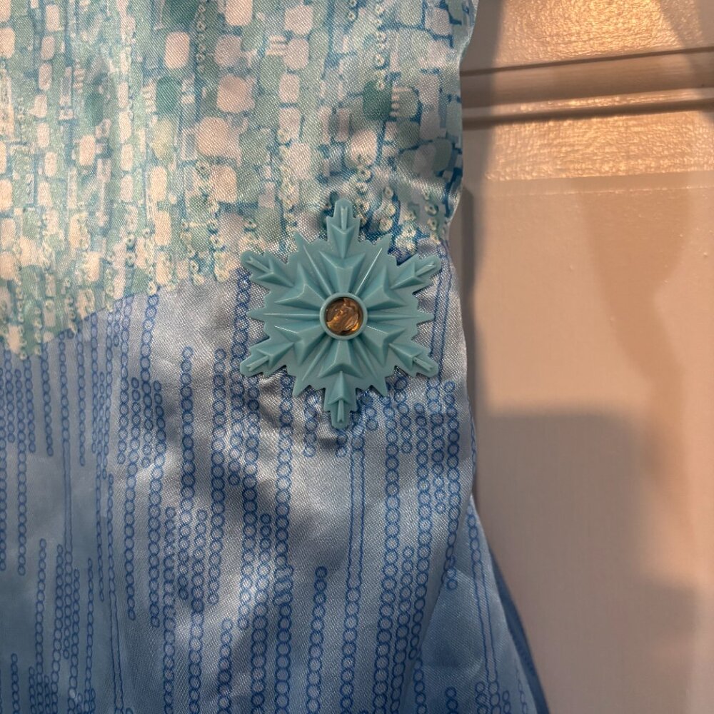 Frozen, Queen Elsa, complete dress up kit! Dress plays 2 songs, wand lights up! - Picture 5 of 12